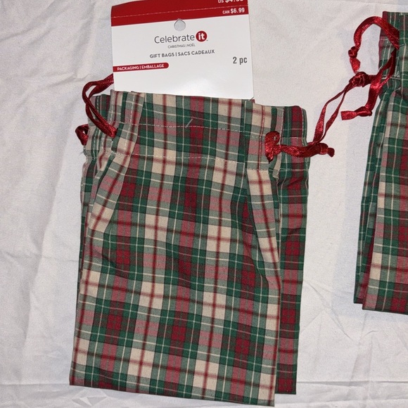 6 Bags - Celebrate It! 9” x 6.5” Plaid Gift Bags (2 per pack) NWT - Picture 4 of 10